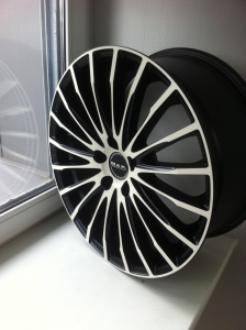 MAK FATALE White and Black